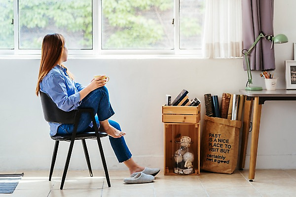 포토 JPG 전신 응시 여자 행복 커피 의자 창문 휴식 실내 한명 들기 사람 앉기 성인 옆모습 30대 한국인 편안함 커피잔 창가 창밖 성인여자한명만 소확행 국내포토 1 시선 감정 음료 뷰포인트 가구 컨셉 모션 잔 동양인 내부 장년 감각 신조어 여자한명만 성인여자만 파일형식