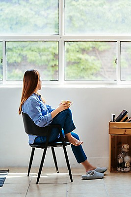 포토 JPG 전신 응시 여자 행복 커피 의자 창문 휴식 실내 한명 사람 앉기 성인 옆모습 30대 한국인 편안함 커피잔 창가 성인여자한명만 소확행 국내포토 1 시선 감정 음료 뷰포인트 가구 컨셉 모션 잔 동양인 내부 장년 감각 신조어 여자한명만 성인여자만 파일형식