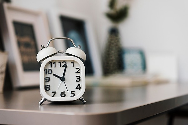 포토 JPG 행복 시계 탁자 휴식 실내 사람없음 아웃포커스 자명종 편안함 책상 국내포토 감정 가구 컨셉 촬영기법 내부 알람 감각 파일형식