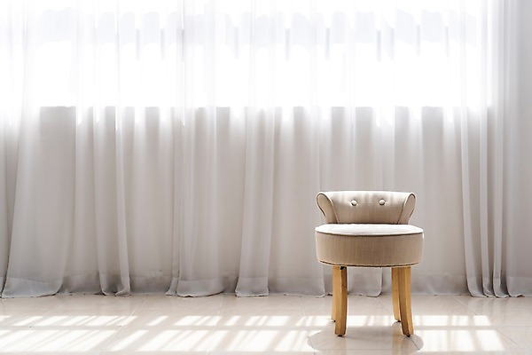 포토 JPG 행복 의자 휴식 실내 사람없음 빛 커튼 편안함 국내포토 감정 가구 컨셉 내부 감각 파일형식