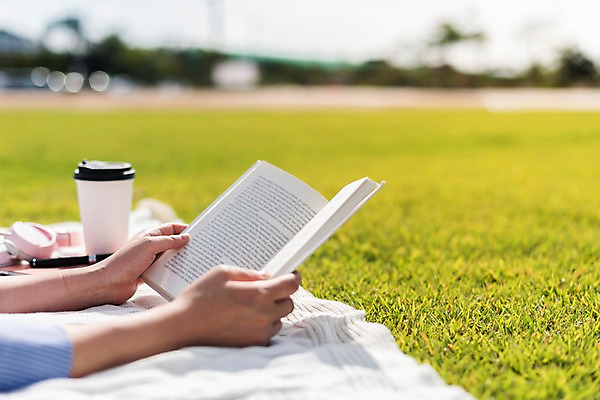 포토 JPG 주간 공원 여자 행복 커피 휴식 한명 사람 잔디 성인 취미 야외 아웃포커스 신체부위 책 30대 독서 한국인 양손 가을 편안함 커피잔 성인여자한명만 시흥 소확행 갯골생태공원 국내포토 자연요소 식물 1 손 계절 공공시설 감정 음료 컨셉 잔 촬영기법 동양인 장년 감각 신조어 경기도 여자한명만 성인여자만 파일형식