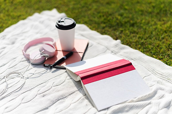 포토 JPG 주간 공원 행복 휴식 잔디 사람없음 야외 책 독서 볼펜 헤드셋 가을 편안함 커피잔 담요 시흥 갯골생태공원 국내포토 자연요소 식물 계절 공공시설 감정 커피 음향기기 컨셉 잔 펜 헤드폰 감각 경기도 파일형식