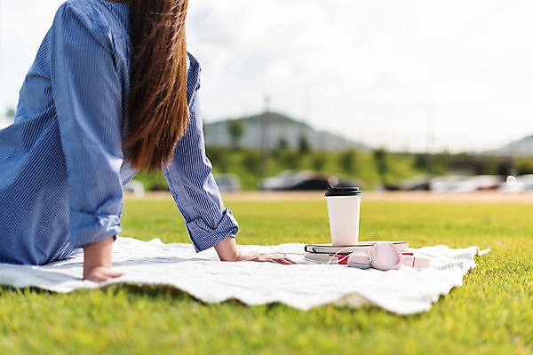 포토 JPG 주간 공원 여자 행복 휴식 한명 사람 앉기 잔디 상반신 성인 취미 야외 옆모습 책 30대 독서 헤드셋 한국인 가을 편안함 커피잔 담요 성인여자한명만 시흥 소확행 갯골생태공원 국내포토 자연요소 식물 1 계절 공공시설 감정 커피 뷰포인트 음향기기 컨셉 모션 잔 동양인 장년 헤드폰 감각 신조어 경기도 여자한명만 성인여자만 파일형식