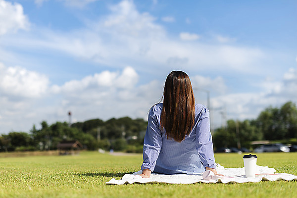포토 JPG 주간 구름 공원 여자 행복 커피 하늘 휴식 한명 사람 앉기 잔디 상반신 성인 야외 뒷모습 30대 한국인 가을 편안함 커피잔 담요 성인여자한명만 시흥 소확행 갯골생태공원 국내포토 자연요소 식물 1 계절 공공시설 감정 음료 뷰포인트 컨셉 모션 잔 동양인 장년 감각 신조어 경기도 여자한명만 성인여자만 파일형식
