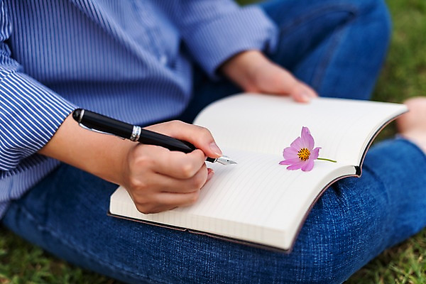 포토 JPG 주간 공원 여자 행복 휴식 한명 사람 앉기 잔디 성인 야외 옆모습 30대 볼펜 공책 한국인 하반신 가을 기록 편안함 코스모스 성인여자한명만 시흥 소확행 갯골생태공원 국내포토 자연요소 식물 1 계절 공공시설 꽃 감정 뷰포인트 컨셉 모션 문구용품 동양인 장년 펜 감각 신조어 경기도 여자한명만 성인여자만 파일형식