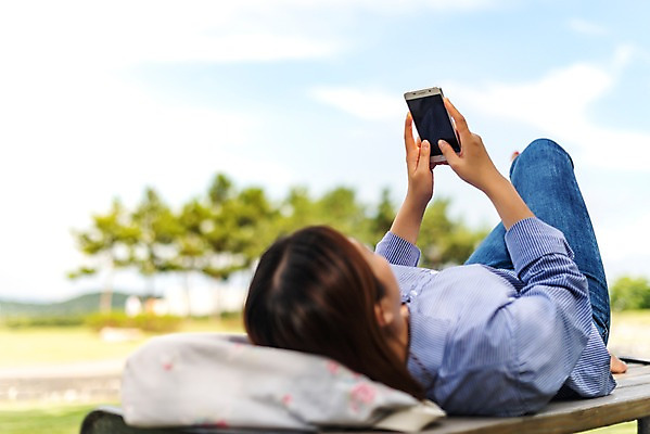 포토 JPG 주간 전신 구름 응시 공원 여자 행복 벤치 하늘 휴식 한명 사람 잔디 성인 야외 30대 스마트폰 눕기 한국인 가을 편안함 성인여자한명만 시흥 소확행 갯골생태공원 국내포토 자연요소 식물 1 시선 계절 공공시설 감정 컨셉 의자 모션 동양인 장년 핸드폰 스마트기기 감각 신조어 경기도 여자한명만 성인여자만 파일형식