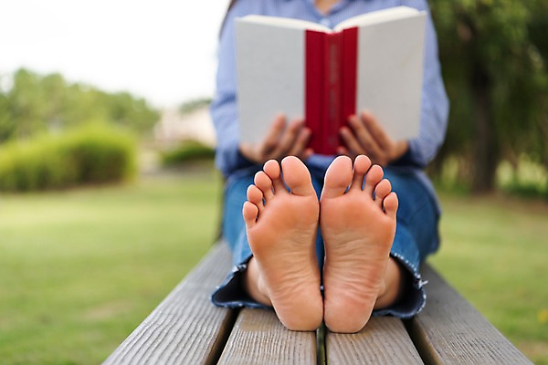 포토 JPG 주간 공원 여자 행복 벤치 휴식 한명 사람 앉기 잔디 성인 취미 야외 앞모습 책 30대 독서 한국인 하반신 가을 편안함 발바닥 성인여자한명만 시흥 소확행 갯골생태공원 국내포토 자연요소 식물 1 계절 공공시설 감정 뷰포인트 컨셉 의자 모션 발 동양인 장년 감각 신조어 경기도 여자한명만 성인여자만 파일형식