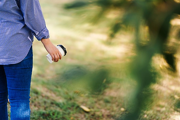 포토 JPG 주간 공원 여자 행복 휴식 나뭇잎 한명 서기 들기 사람 잔디 성인 야외 뒷모습 30대 한국인 하반신 가을 편안함 테이크아웃컵 성인여자한명만 시흥 소확행 갯골생태공원 국내포토 자연요소 식물 1 계절 공공시설 감정 뷰포인트 컨셉 잎 모션 동양인 컵 장년 감각 신조어 경기도 여자한명만 성인여자만 파일형식