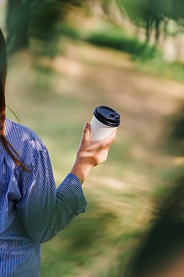 포토 JPG 주간 공원 여자 행복 휴식 나뭇잎 한명 들기 사람 상반신 성인 야외 뒷모습 30대 산책 한국인 가을 편안함 커피잔 테이크아웃컵 성인여자한명만 시흥 소확행 갯골생태공원 국내포토 자연요소 1 계절 공공시설 감정 커피 뷰포인트 컨셉 잎 모션 잔 동양인 컵 장년 감각 신조어 경기도 여자한명만 성인여자만 파일형식
