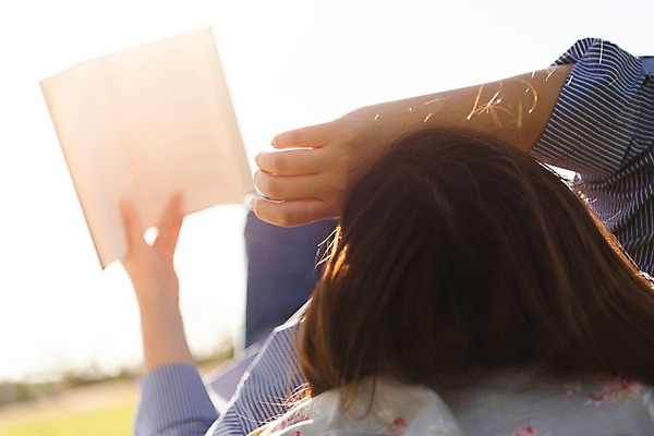 포토 JPG 주간 공원 여자 행복 휴식 한명 사람 잔디 상반신 성인 취미 야외 책 30대 눕기 독서 한국인 가을 편안함 성인여자한명만 시흥 소확행 갯골생태공원 국내포토 자연요소 식물 1 계절 공공시설 감정 컨셉 모션 동양인 장년 감각 신조어 경기도 여자한명만 성인여자만 파일형식