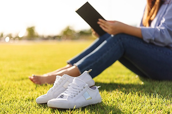 포토 JPG 주간 공원 여자 행복 운동화 신발 휴식 한명 사람 앉기 잔디 성인 취미 야외 옆모습 책 30대 독서 한국인 하반신 가을 편안함 성인여자한명만 시흥 소확행 갯골생태공원 국내포토 자연요소 식물 1 계절 공공시설 감정 뷰포인트 컨셉 모션 동양인 장년 감각 신조어 경기도 여자한명만 성인여자만 파일형식