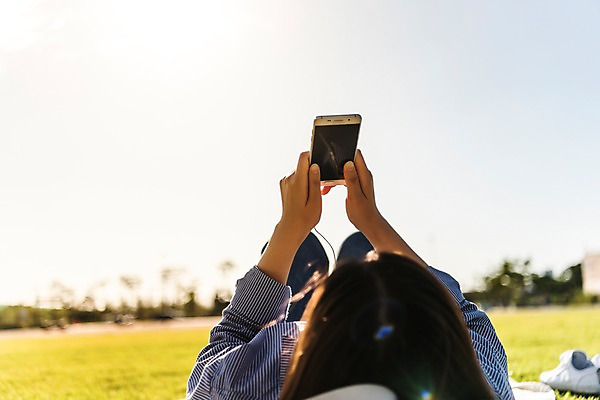 포토 JPG 주간 응시 공원 여자 행복 휴식 한명 사람 잔디 상반신 성인 취미 야외 30대 스마트폰 눕기 음악감상 한국인 가을 편안함 성인여자한명만 시흥 소확행 갯골생태공원 국내포토 자연요소 식물 1 시선 계절 공공시설 감정 컨셉 모션 동양인 장년 핸드폰 스마트기기 감상 감각 신조어 경기도 여자한명만 성인여자만 파일형식