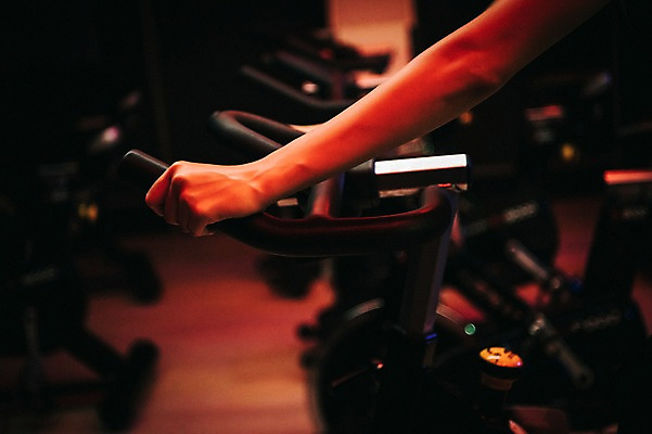 포토 JPG 우먼라이프 손 여자 조명 실내 한명 사람 근접촬영 20대 성인 취미 신체부위 운동 건강관리 운동기구 어둠 헬스장 한국인 성인여자한명만 스피닝 국내포토 1 라이프스타일 뷰포인트 건강 관리 동양인 청년 내부 헬스 여자한명만 성인여자만 파일형식