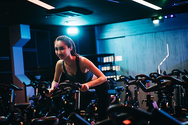 포토 JPG 우먼라이프 응시 여자 포즈 조명 실내 한명 미소 사람 상반신 20대 성인 취미 옆모습 운동복 운동 건강관리 운동기구 어둠 헬스장 한국인 성인여자한명만 스피닝 국내포토 1 라이프스타일 시선 옷 뷰포인트 표정 건강 관리 동양인 청년 내부 헬스 여자한명만 성인여자만 파일형식
