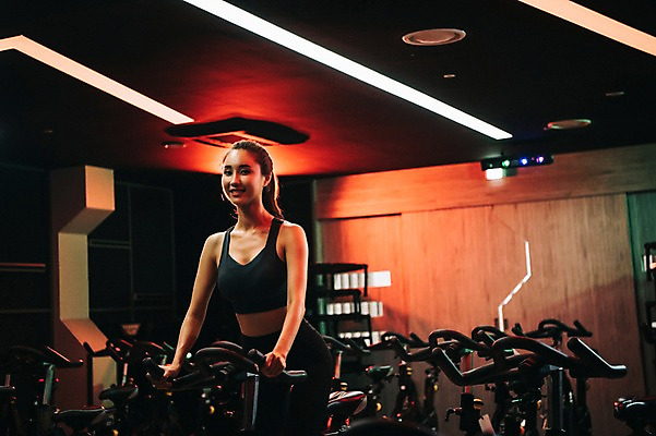 포토 JPG 우먼라이프 응시 여자 조명 실내 한명 미소 사람 상반신 20대 성인 취미 앞모습 운동복 운동 건강관리 운동기구 어둠 헬스장 한국인 성인여자한명만 스피닝 국내포토 1 라이프스타일 시선 옷 뷰포인트 표정 건강 관리 동양인 청년 내부 헬스 여자한명만 성인여자만 파일형식