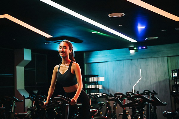 포토 JPG 우먼라이프 응시 여자 포즈 조명 실내 한명 미소 사람 상반신 20대 성인 취미 앞모습 운동복 운동 건강관리 운동기구 어둠 헬스장 한국인 성인여자한명만 스피닝 국내포토 1 라이프스타일 시선 옷 뷰포인트 표정 건강 관리 동양인 청년 내부 헬스 여자한명만 성인여자만 파일형식