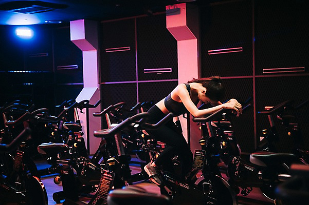 포토 JPG 전신 우먼라이프 여자 휴식 조명 실내 피곤 한명 사람 20대 성인 취미 옆모습 운동복 운동 건강관리 운동기구 어둠 헬스장 한국인 성인여자한명만 스피닝 국내포토 1 라이프스타일 옷 뷰포인트 컨셉 건강 관리 동양인 청년 내부 헬스 여자한명만 성인여자만 파일형식