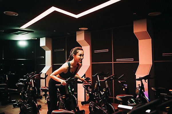 포토 JPG 우먼라이프 응시 여자 포즈 조명 실내 한명 사람 상반신 20대 성인 취미 옆모습 운동복 운동 건강관리 운동기구 헬스장 한국인 성인여자한명만 스피닝 국내포토 1 라이프스타일 시선 옷 뷰포인트 건강 관리 동양인 청년 내부 헬스 여자한명만 성인여자만 파일형식