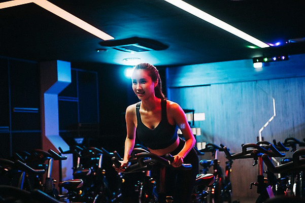 포토 JPG 우먼라이프 응시 여자 조명 실내 한명 미소 사람 상반신 20대 성인 취미 앞모습 운동복 운동 건강관리 운동기구 어둠 헬스장 한국인 성인여자한명만 스피닝 국내포토 1 라이프스타일 시선 옷 뷰포인트 표정 건강 관리 동양인 청년 내부 헬스 여자한명만 성인여자만 파일형식