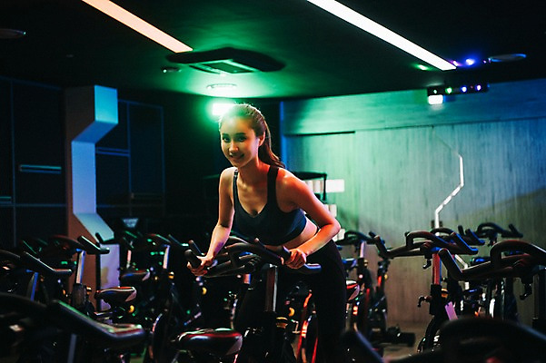 포토 JPG 우먼라이프 응시 여자 조명 실내 한명 미소 사람 상반신 20대 성인 취미 앞모습 운동복 운동 건강관리 운동기구 어둠 헬스장 한국인 성인여자한명만 스피닝 국내포토 1 라이프스타일 시선 옷 뷰포인트 표정 건강 관리 동양인 청년 내부 헬스 여자한명만 성인여자만 파일형식