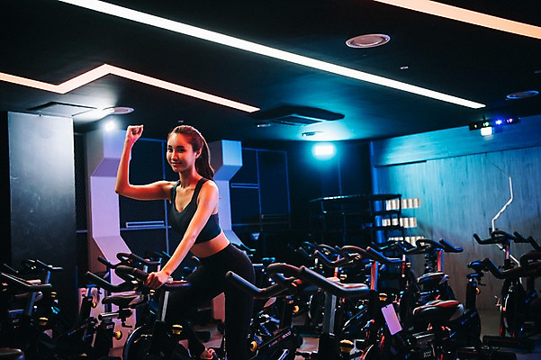 포토 JPG 전신 우먼라이프 응시 여자 조명 실내 한명 미소 사람 20대 성인 취미 옆모습 운동복 운동 건강관리 운동기구 파이팅 헬스장 한국인 성인여자한명만 스피닝 국내포토 1 라이프스타일 시선 옷 뷰포인트 모션 표정 건강 관리 동양인 청년 내부 헬스 여자한명만 성인여자만 파일형식