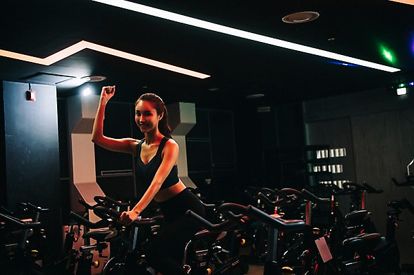 포토 JPG 우먼라이프 응시 여자 조명 실내 한명 미소 사람 상반신 20대 성인 취미 옆모습 운동복 운동 건강관리 운동기구 파이팅 어둠 헬스장 한국인 성인여자한명만 스피닝 국내포토 1 라이프스타일 시선 옷 뷰포인트 모션 표정 건강 관리 동양인 청년 내부 헬스 여자한명만 성인여자만 파일형식