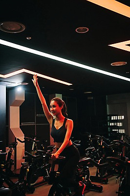 포토 JPG 전신 우먼라이프 응시 여자 포즈 실내 한명 미소 사람 20대 성인 취미 옆모습 운동복 운동 손들기 건강관리 운동기구 어둠 헬스장 한국인 성인여자한명만 스피닝 국내포토 1 라이프스타일 시선 옷 뷰포인트 모션 표정 건강 관리 동양인 청년 내부 헬스 여자한명만 성인여자만 파일형식