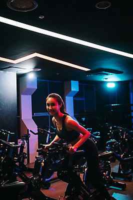 포토 JPG 전신 우먼라이프 응시 여자 조명 실내 한명 미소 사람 20대 성인 취미 옆모습 운동복 운동 건강관리 운동기구 어둠 헬스장 한국인 성인여자한명만 스피닝 국내포토 1 라이프스타일 시선 옷 뷰포인트 표정 건강 관리 동양인 청년 내부 헬스 여자한명만 성인여자만 파일형식