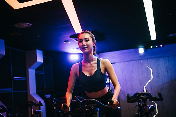 포토 JPG 우먼라이프 응시 여자 조명 실내 한명 미소 사람 상반신 20대 성인 취미 앞모습 운동복 운동 건강관리 운동기구 헬스장 한국인 성인여자한명만 스피닝 국내포토 1 라이프스타일 시선 옷 뷰포인트 표정 건강 관리 동양인 청년 내부 헬스 여자한명만 성인여자만 파일형식