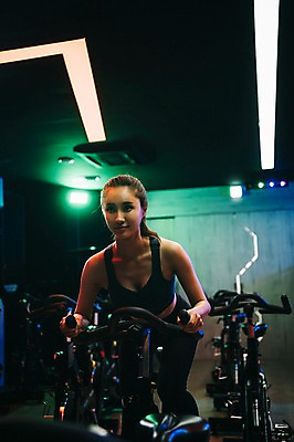 포토 JPG 우먼라이프 응시 여자 포즈 조명 실내 한명 사람 상반신 20대 성인 취미 앞모습 운동복 운동 건강관리 운동기구 어둠 헬스장 한국인 성인여자한명만 스피닝 국내포토 1 라이프스타일 시선 옷 뷰포인트 건강 관리 동양인 청년 내부 헬스 여자한명만 성인여자만 파일형식