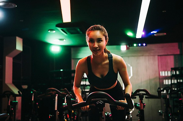 포토 JPG 우먼라이프 응시 여자 포즈 조명 실내 한명 미소 사람 상반신 20대 성인 취미 앞모습 운동복 운동 건강관리 운동기구 헬스장 한국인 성인여자한명만 스피닝 국내포토 1 라이프스타일 시선 옷 뷰포인트 표정 건강 관리 동양인 청년 내부 헬스 여자한명만 성인여자만 파일형식