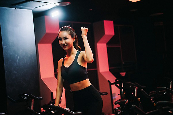 포토 JPG 우먼라이프 응시 여자 조명 실내 한명 미소 사람 상반신 20대 성인 취미 옆모습 운동복 운동 건강관리 운동기구 파이팅 헬스장 한국인 성인여자한명만 스피닝 국내포토 1 라이프스타일 시선 옷 뷰포인트 모션 표정 건강 관리 동양인 청년 내부 헬스 여자한명만 성인여자만 파일형식