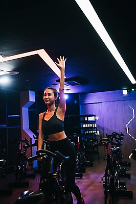 포토 JPG 전신 우먼라이프 응시 여자 조명 실내 한명 사람 20대 성인 취미 앞모습 운동복 운동 손들기 건강관리 운동기구 헬스장 한국인 성인여자한명만 스피닝 국내포토 1 라이프스타일 시선 옷 뷰포인트 모션 건강 관리 동양인 청년 내부 헬스 여자한명만 성인여자만 파일형식