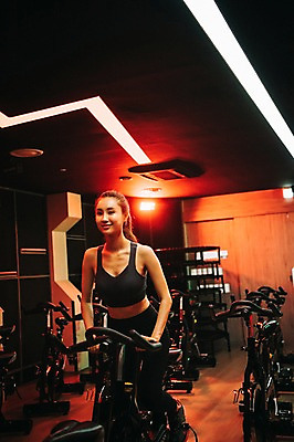 포토 JPG 전신 우먼라이프 응시 여자 조명 실내 한명 미소 사람 20대 성인 취미 앞모습 운동복 운동 건강관리 운동기구 헬스장 한국인 성인여자한명만 스피닝 국내포토 1 라이프스타일 시선 옷 뷰포인트 표정 건강 관리 동양인 청년 내부 헬스 여자한명만 성인여자만 파일형식