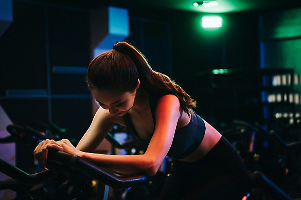 포토 JPG 우먼라이프 여자 휴식 조명 실내 피곤 한명 사람 상반신 20대 성인 취미 옆모습 운동복 운동 건강관리 운동기구 헬스장 한국인 성인여자한명만 스피닝 국내포토 1 라이프스타일 옷 뷰포인트 컨셉 건강 관리 동양인 청년 내부 헬스 여자한명만 성인여자만 파일형식