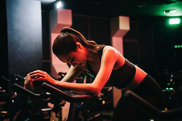 포토 JPG 우먼라이프 응시 여자 휴식 조명 실내 피곤 한명 사람 상반신 20대 성인 취미 옆모습 운동복 운동 건강관리 운동기구 헬스장 한국인 성인여자한명만 스피닝 국내포토 1 라이프스타일 시선 옷 뷰포인트 컨셉 건강 관리 동양인 청년 내부 헬스 여자한명만 성인여자만 파일형식