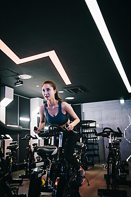 포토 JPG 전신 우먼라이프 응시 여자 조명 실내 한명 사람 20대 성인 취미 앞모습 운동복 운동 건강관리 운동기구 헬스장 한국인 성인여자한명만 스피닝 국내포토 1 라이프스타일 시선 옷 뷰포인트 건강 관리 동양인 청년 내부 헬스 여자한명만 성인여자만 파일형식