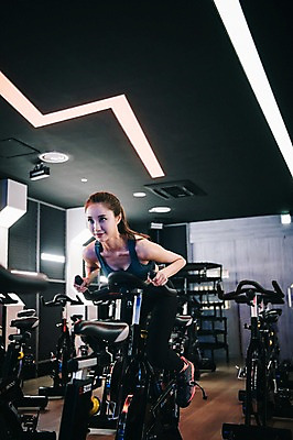 포토 JPG 전신 우먼라이프 응시 여자 포즈 조명 실내 한명 미소 사람 20대 성인 취미 앞모습 운동복 운동 건강관리 운동기구 헬스장 한국인 성인여자한명만 스피닝 국내포토 1 라이프스타일 시선 옷 뷰포인트 표정 건강 관리 동양인 청년 내부 헬스 여자한명만 성인여자만 파일형식