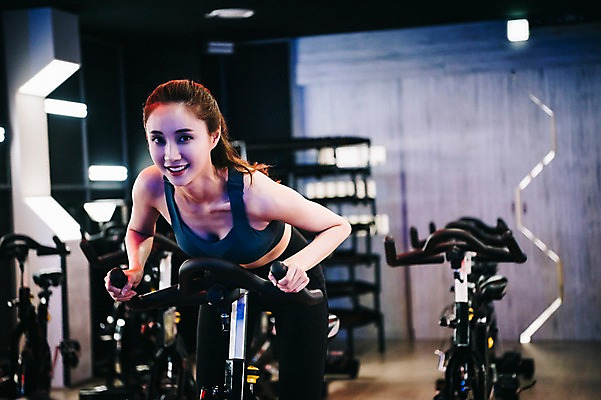 포토 JPG 우먼라이프 응시 여자 포즈 조명 실내 한명 미소 사람 상반신 20대 성인 취미 앞모습 운동복 운동 건강관리 운동기구 헬스장 한국인 성인여자한명만 스피닝 국내포토 1 라이프스타일 시선 옷 뷰포인트 표정 건강 관리 동양인 청년 내부 헬스 여자한명만 성인여자만 파일형식