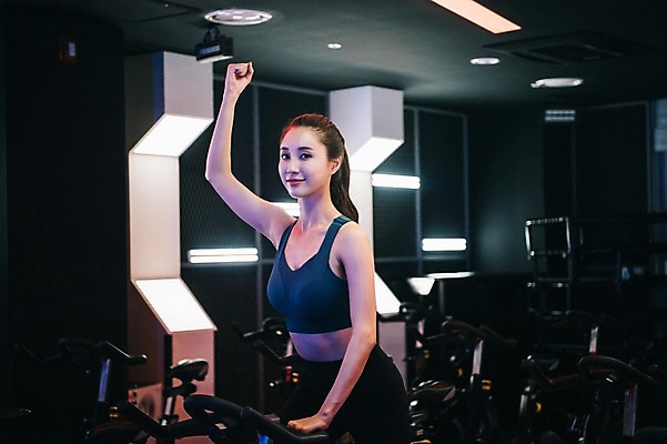 포토 JPG 우먼라이프 응시 여자 조명 실내 한명 미소 사람 상반신 20대 성인 취미 옆모습 운동복 운동 손들기 건강관리 운동기구 헬스장 한국인 성인여자한명만 스피닝 국내포토 1 라이프스타일 시선 옷 뷰포인트 모션 표정 건강 관리 동양인 청년 내부 헬스 여자한명만 성인여자만 파일형식