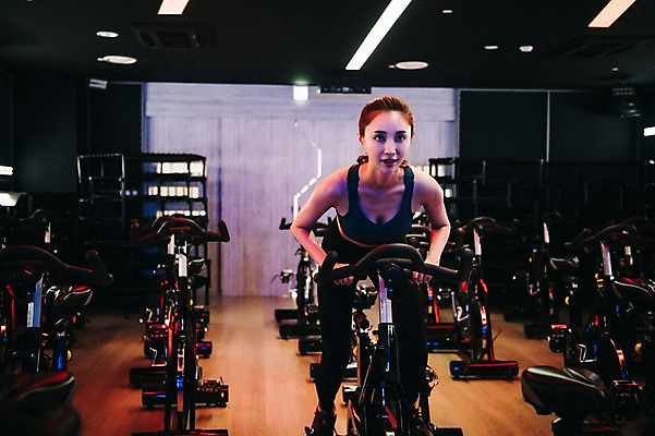 포토 JPG 전신 우먼라이프 응시 여자 조명 실내 한명 사람 20대 성인 취미 앞모습 운동복 운동 건강관리 운동기구 헬스장 한국인 성인여자한명만 스피닝 국내포토 1 라이프스타일 시선 옷 뷰포인트 건강 관리 동양인 청년 내부 헬스 여자한명만 성인여자만 파일형식