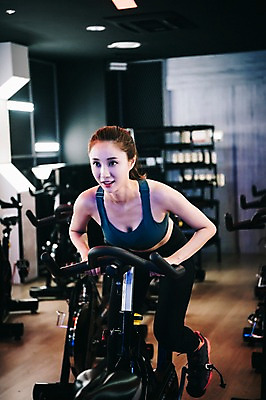포토 JPG 전신 우먼라이프 응시 여자 포즈 조명 실내 한명 사람 20대 성인 취미 앞모습 운동복 운동 건강관리 운동기구 헬스장 한국인 성인여자한명만 스피닝 국내포토 1 라이프스타일 시선 옷 뷰포인트 건강 관리 동양인 청년 내부 헬스 여자한명만 성인여자만 파일형식