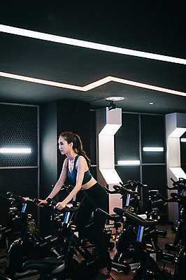 포토 JPG 전신 우먼라이프 응시 여자 조명 실내 한명 사람 20대 성인 취미 옆모습 운동복 운동 건강관리 운동기구 헬스장 한국인 성인여자한명만 스피닝 국내포토 1 라이프스타일 시선 옷 뷰포인트 건강 관리 동양인 청년 내부 헬스 여자한명만 성인여자만 파일형식