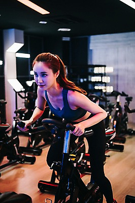 포토 JPG 전신 우먼라이프 응시 여자 실내 한명 사람 20대 성인 취미 옆모습 운동복 운동 건강관리 운동기구 헬스장 한국인 성인여자한명만 스피닝 국내포토 1 라이프스타일 시선 옷 뷰포인트 건강 관리 동양인 청년 내부 헬스 여자한명만 성인여자만 파일형식