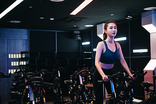 포토 JPG 우먼라이프 응시 여자 조명 실내 한명 사람 상반신 20대 성인 취미 앞모습 운동복 운동 건강관리 운동기구 헬스장 한국인 성인여자한명만 스피닝 국내포토 1 라이프스타일 시선 옷 뷰포인트 건강 관리 동양인 청년 내부 헬스 여자한명만 성인여자만 파일형식