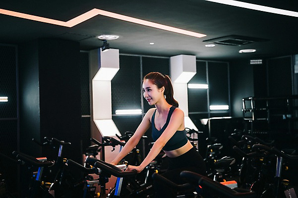 포토 JPG 우먼라이프 응시 여자 실내 한명 미소 사람 상반신 20대 성인 취미 옆모습 운동복 운동 건강관리 헬스장 한국인 성인여자한명만 스피닝 국내포토 1 라이프스타일 시선 옷 뷰포인트 표정 건강 관리 동양인 청년 내부 운동기구 헬스 여자한명만 성인여자만 파일형식