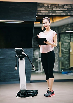 포토 JPG 전신 우먼라이프 응시 여자 실내 한명 서기 미소 사람 20대 성인 취미 앞모습 운동복 운동 건강관리 헬스장 거울 한국인 기록 측정 확인 문서 서류판 성인여자한명만 국내포토 1 라이프스타일 시선 옷 뷰포인트 모션 표정 건강 관리 동양인 청년 내부 사무용품 헬스 여자한명만 성인여자만 파일형식