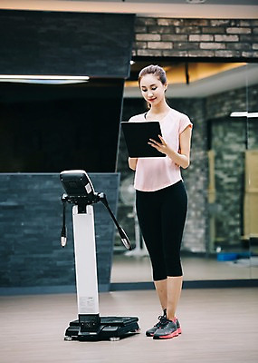 포토 JPG 전신 우먼라이프 응시 여자 실내 건강 한명 서기 미소 사람 20대 성인 취미 앞모습 운동복 운동 건강관리 헬스장 거울 한국인 기록 측정 확인 문서 서류판 성인여자한명만 국내포토 1 라이프스타일 시선 옷 뷰포인트 모션 표정 관리 동양인 청년 내부 사무용품 헬스 여자한명만 성인여자만 파일형식