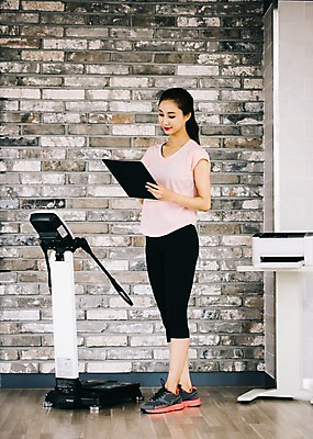 포토 JPG 전신 우먼라이프 응시 여자 실내 건강 한명 서기 미소 사람 20대 성인 취미 옆모습 운동복 운동 건강관리 헬스장 한국인 기록 측정 확인 문서 서류판 성인여자한명만 국내포토 1 라이프스타일 시선 옷 뷰포인트 모션 표정 관리 동양인 청년 내부 사무용품 헬스 여자한명만 성인여자만 파일형식