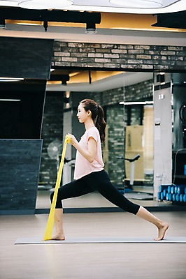 포토 JPG 전신 우먼라이프 응시 여자 실내 한명 사람 20대 성인 취미 옆모습 운동복 운동 건강관리 스트레칭 헬스장 거울 한국인 매트 당기기 헬스밴드 성인여자한명만 국내포토 1 라이프스타일 시선 옷 뷰포인트 모션 건강 관리 동양인 청년 내부 헬스 여자한명만 성인여자만 파일형식